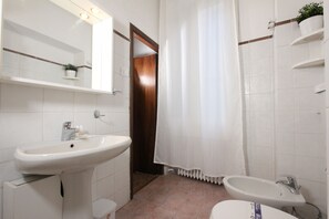 Dusche, Haartrockner, Bidet, Handtücher