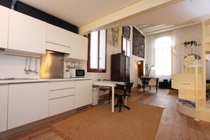 Fridge, microwave, dishwasher, coffee/tea maker