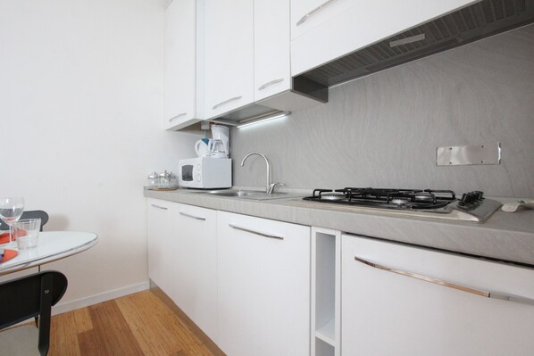 Fridge, microwave, dishwasher, coffee/tea maker