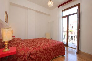 1 slaapkamer, een strijkplank/strijkijzer, gratis wifi, beddengoed