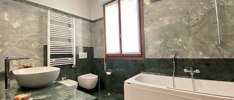Bathtub, hair dryer, bidet, towels