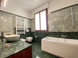 Banyera, assecador de cabells, bidet i tovalloles 