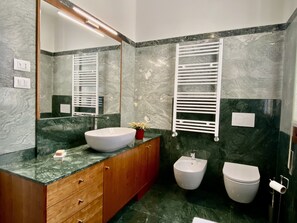 Bañera, secador de pelo, bidé y toallas