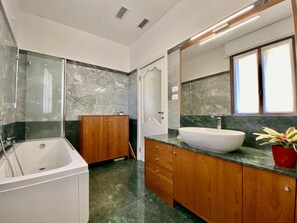 Baignoire, sèche-cheveux, bidet, serviettes fournies