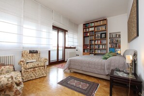 3 slaapkamers, een strijkplank/strijkijzer, gratis wifi, beddengoed