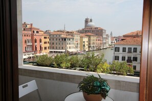 Een balkon met uitzicht op de historische gebouwen en een gracht in Venetië.