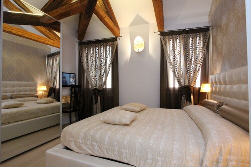 Apt. Gold Design (300m from Rialto´s Bridge)