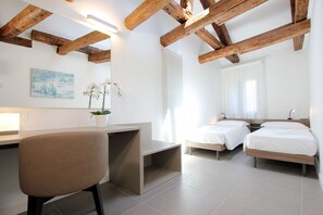 5 bedrooms, iron/ironing board, free WiFi, bed sheets