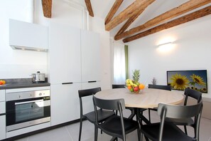 Kühlschrank, Mikrowelle, Ofen, Geschirrspüler