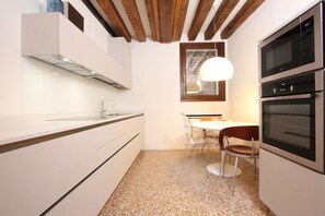 Kühlschrank, Mikrowelle, Ofen, Geschirrspüler