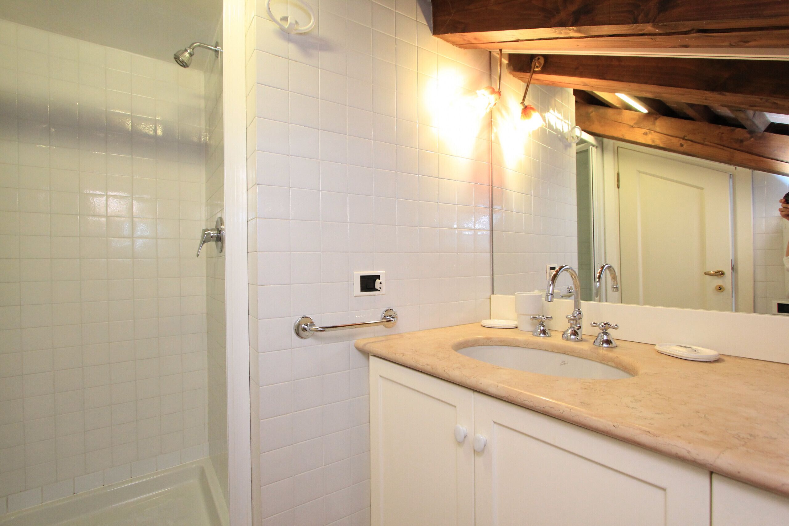 Douche, sèche-cheveux, bidet, serviettes fournies
