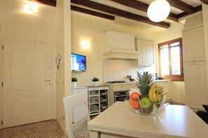 Kühlschrank, Ofen, Geschirrspüler, Wasserkocher mit Kaffee-/Teezubehör