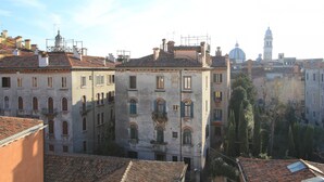 A historic building with multiple floors, arched windows, and a tiled roof. - Venice Amazing View (St. Mark´s Square 700m) (Venecia)