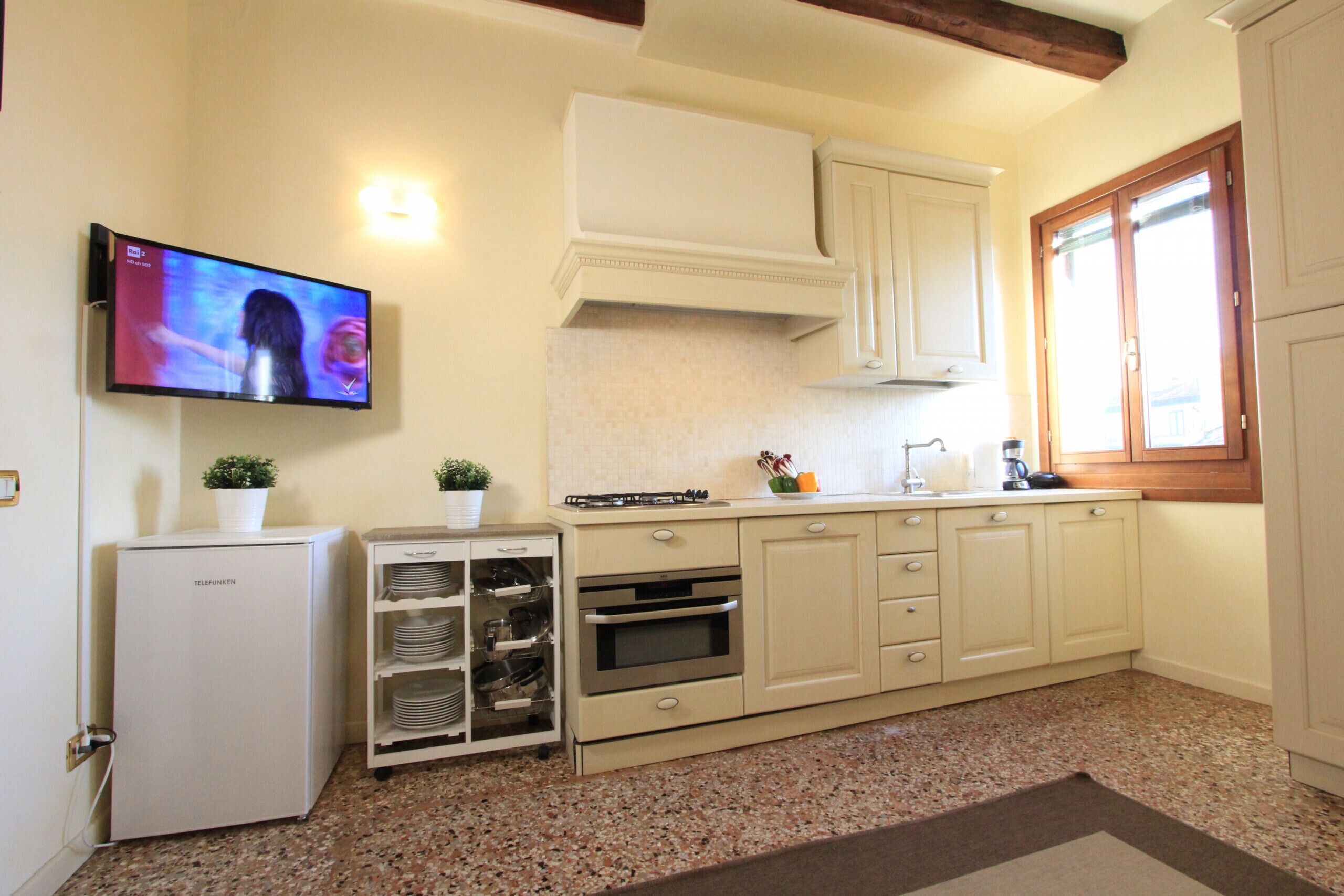 Frigorífico, horno, lavavajillas y cafetera o tetera