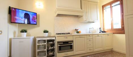 Réfrigérateur, four, lave-vaisselle, cafetière/bouilloire