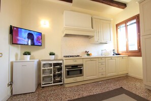 Kühlschrank, Ofen, Geschirrspüler, Wasserkocher mit Kaffee-/Teezubehör