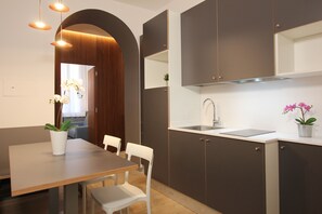 Fridge, dishwasher, coffee/tea maker, electric kettle
