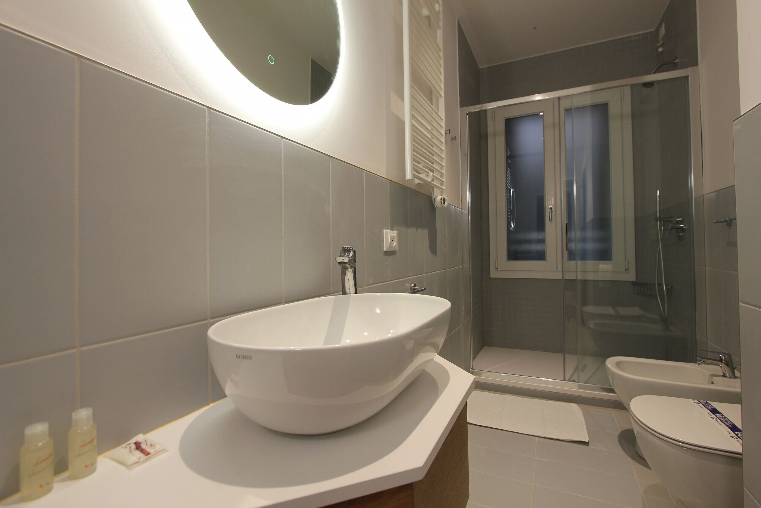 Douche, sèche-cheveux, bidet, serviettes fournies