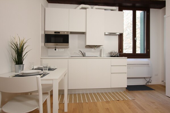 Kühlschrank, Mikrowelle, Geschirrspüler