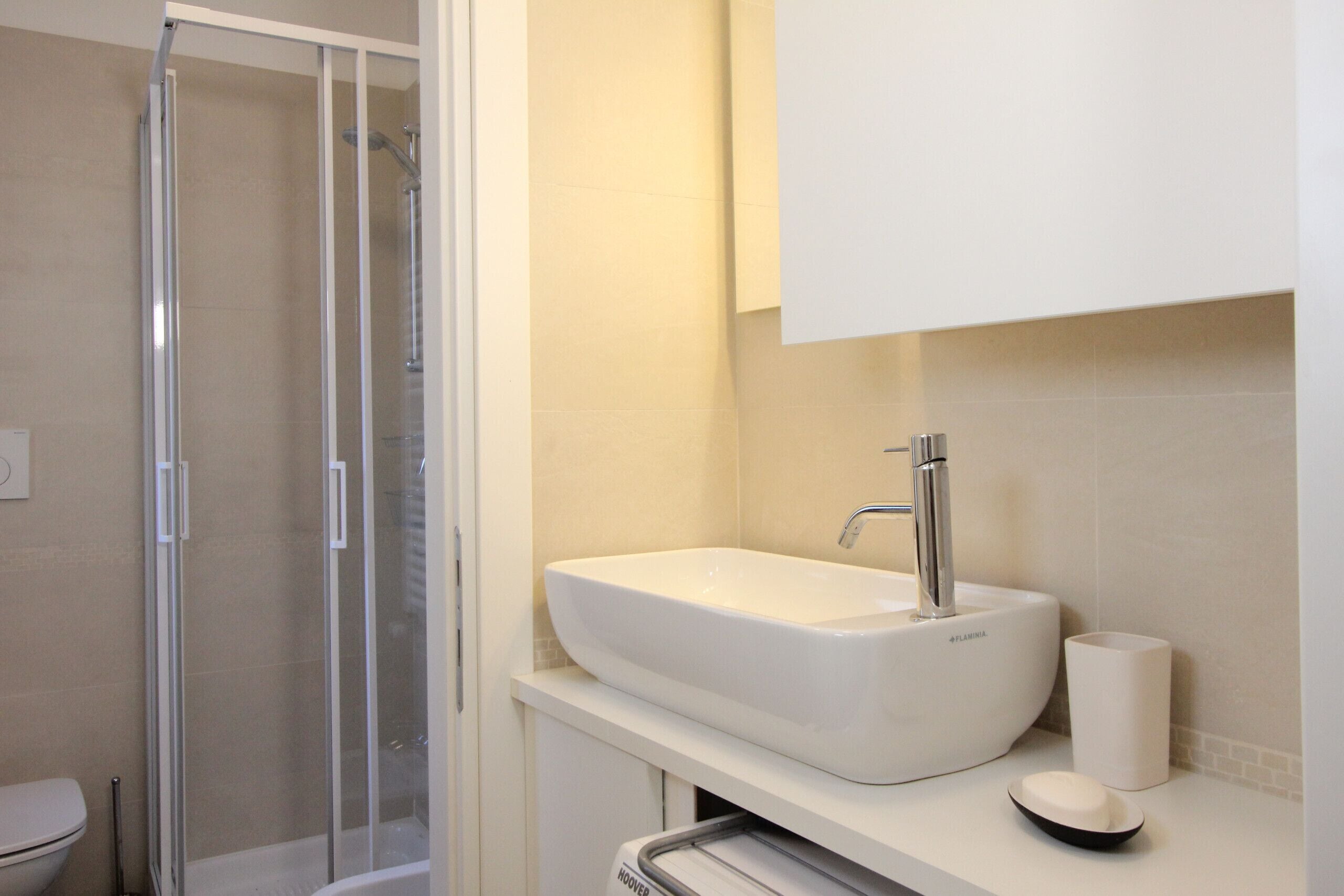 Een douche, een haardroger, een bidet, handdoeken