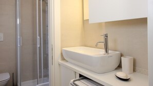 A modern bathroom with a glass shower enclosure, a white sink, and a toilet. - Rialto Studio (300mt from Rialto´s Bridge) (Venecia)