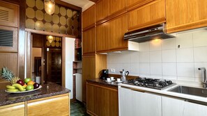 Fridge, oven, dishwasher, coffee/tea maker