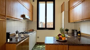 Fridge, oven, dishwasher, coffee/tea maker