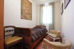 1 habitación, tabla de planchar con plancha, wifi gratis y ropa de cama