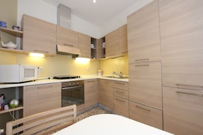 Kühlschrank, Mikrowelle, Ofen, Geschirrspüler