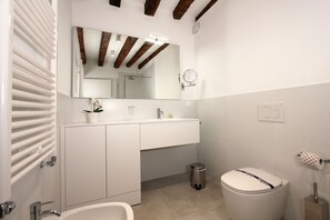 Shower, hair dryer, bidet, towels - Neon Art (Residence Modern Art) (Venecia)