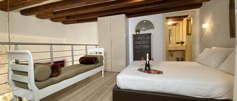 Tabla de planchar con plancha, wifi gratis y ropa de cama