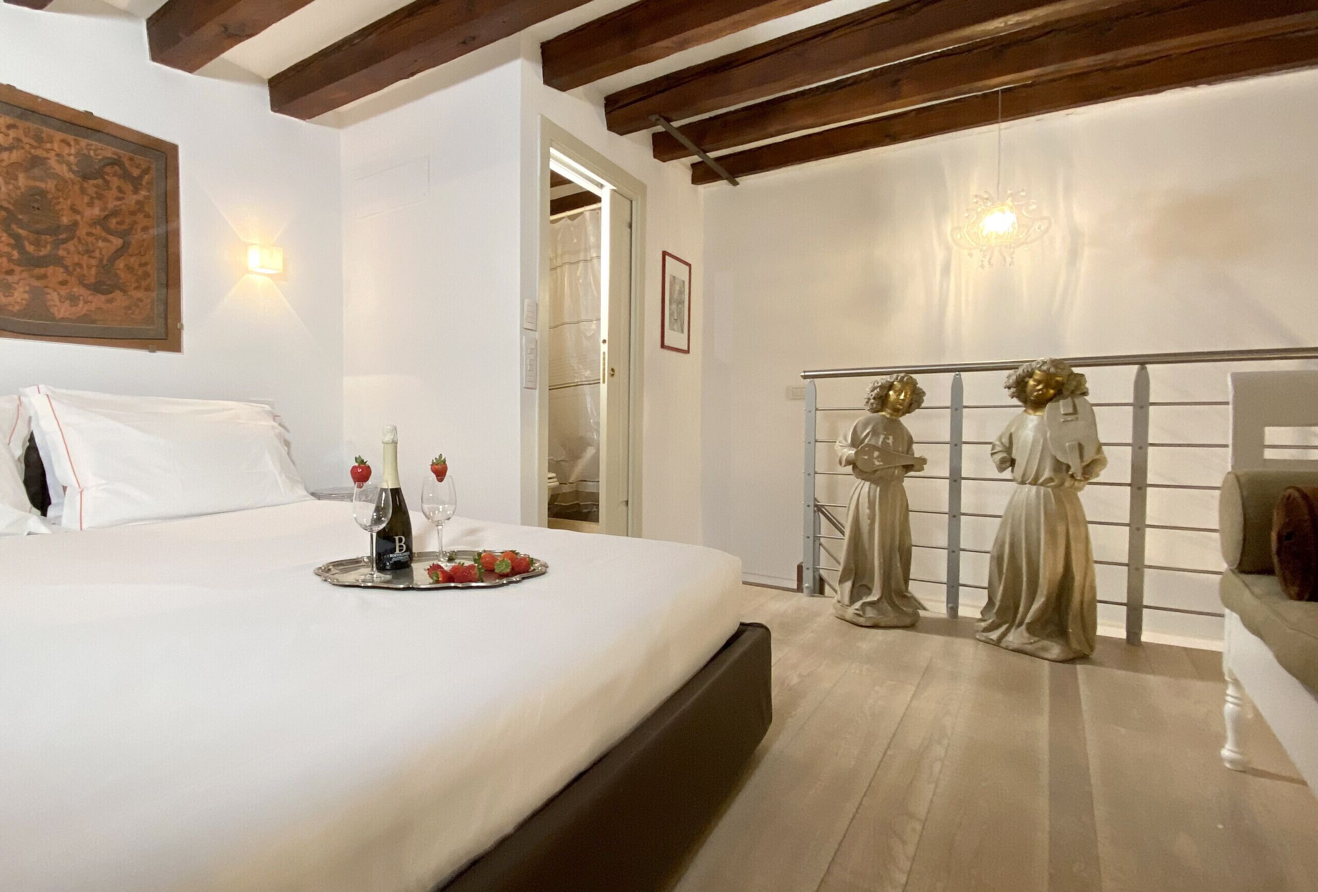 Een strijkplank/strijkijzer, gratis wifi, beddengoed