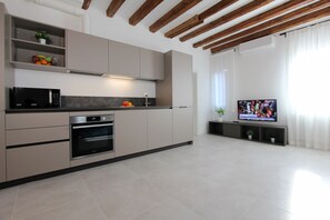 Kühlschrank, Mikrowelle, Ofen, Geschirrspüler