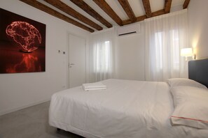 1 slaapkamer, een strijkplank/strijkijzer, gratis wifi, beddengoed