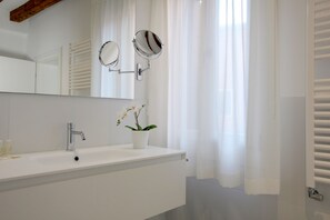 Dusche, Haartrockner, Bidet, Handtücher