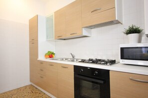 Kühlschrank, Mikrowelle, Ofen, Wasserkocher mit Kaffee-/Teezubehör