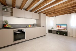 Een koelkast, een magnetron, een oven, een vaatwasser