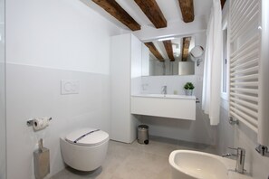 Dusche, Haartrockner, Bidet, Handtücher