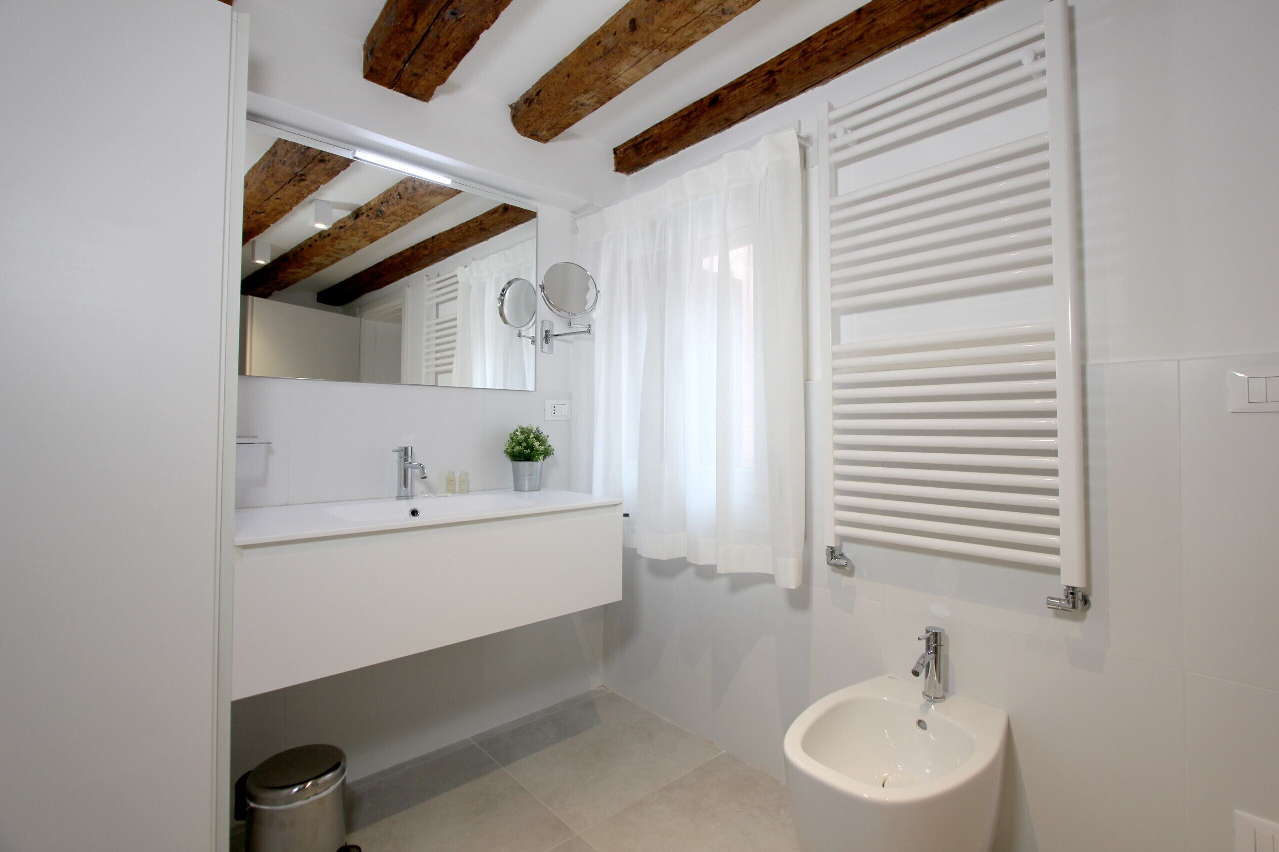 Doccia, asciugacapelli, bidet, asciugamani