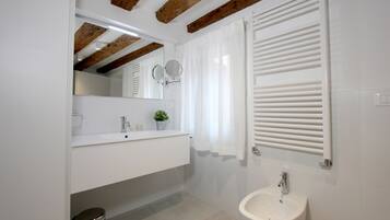 Doccia, asciugacapelli, bidet, asciugamani