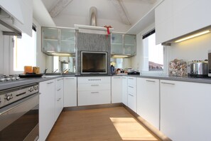 Réfrigérateur, micro-ondes, four, lave-vaisselle