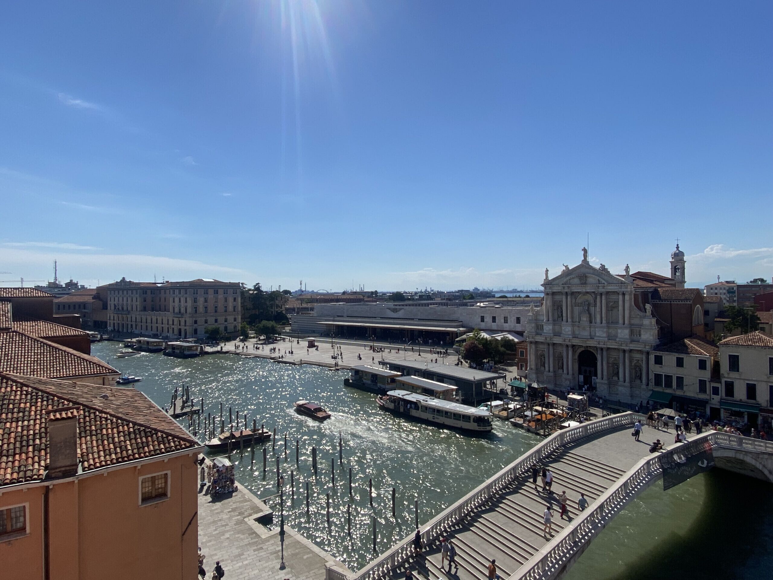 Un canal bordé de bateaux, un pont et des bâtiments historiques.