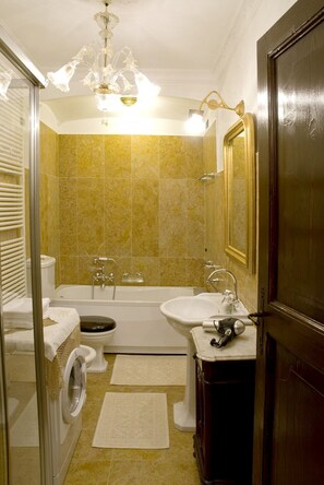 Bathtub, hair dryer, bidet, towels - Palace Ca´ Cavalli (400m from Rialto´s Bridge) (Venecia)