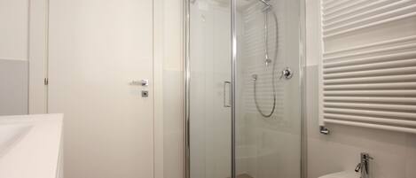 Douche, sèche-cheveux, bidet, serviettes fournies