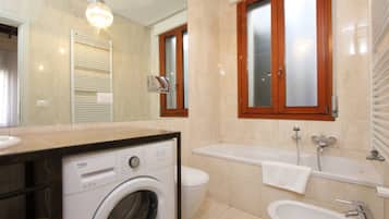 Badewanne, Haartrockner, Bidet, Handtücher