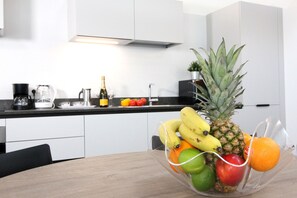 Geladeira, micro-ondas, fogão, lava-louças