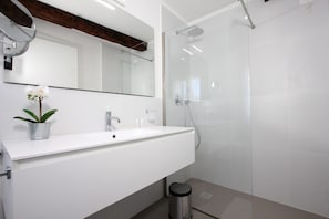 Chuveiro, secador de cabelo, bidê, toalhas de banho