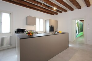 Kühlschrank, Mikrowelle, Ofen, Geschirrspüler