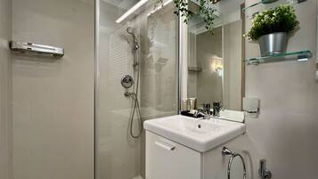 Dusche, Haartrockner, Bidet
