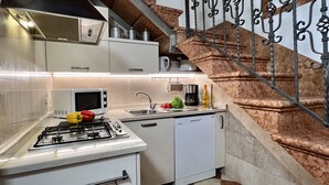 Eine moderne Küche mit Gasherd, Mikrowelle, Spüle und Geschirrspüler.